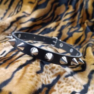 COLLAR CUERO NEGRO PINCHOS