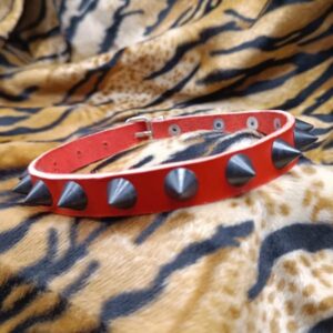 COLLAR CUERO ROJO PINCHOS NEGROS