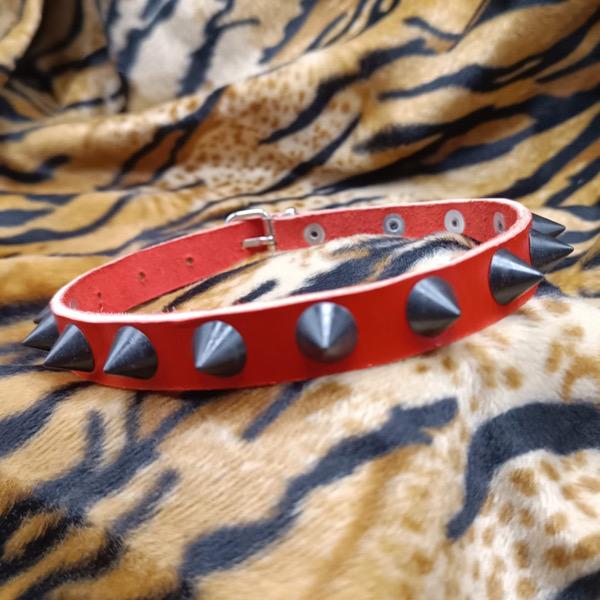 COLLAR CUERO ROJO PINCHOS NEGROS