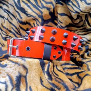 CINTURON ROJO PINCHOS NEGROS