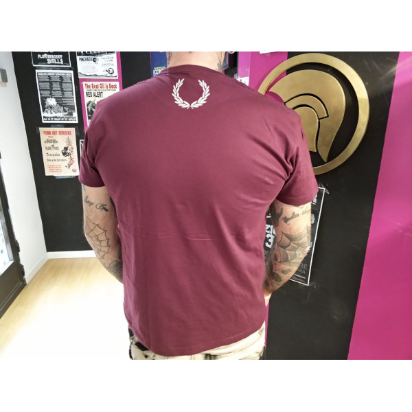 camiseta laurel granate espalda
