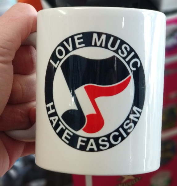 taza love music hate fascism fondo blanco