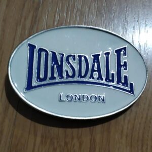 hebilla lonsdale ovalada blanca con letras azules