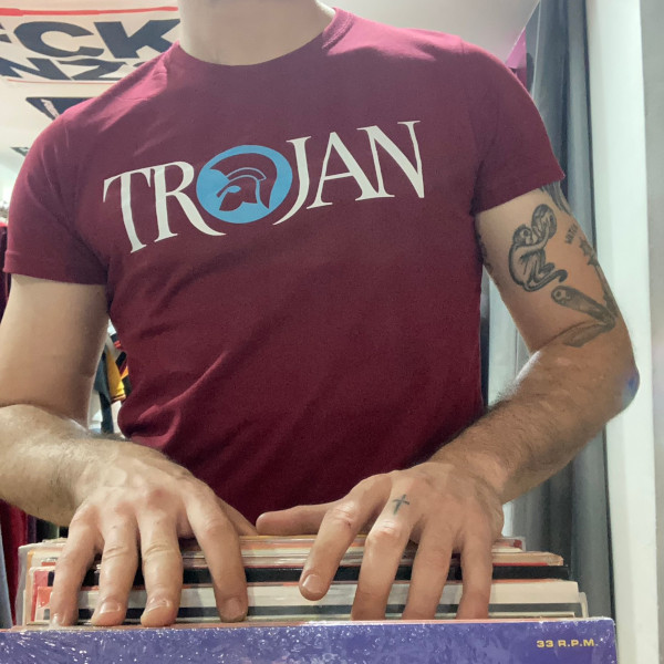 camiseta trojan granate modelo