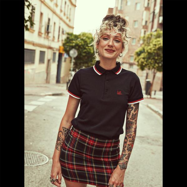 POLO NEGRO DETALLE ROJO/BLANCO HARD TO HANDLE CHICA