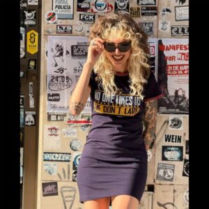 VESTIDO CAMISETA AZUL MARINO NO ONE LIKE US RIBETE ESCOCÉS HTH