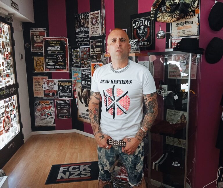 CAMISETA DEAD KENNEDYS BLANCA LOGO