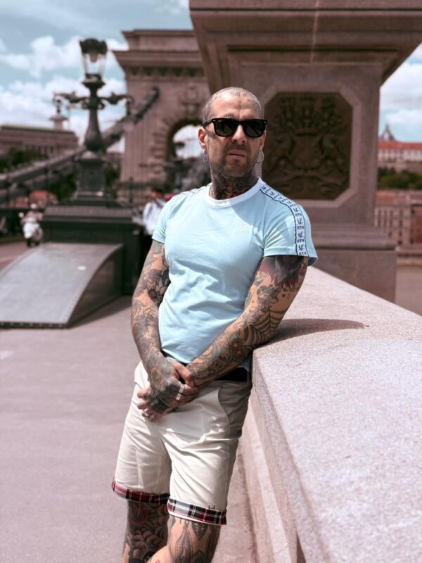 CAMISETA AZUL CLARO RIBETE BLANCO HARD TO HANDLE