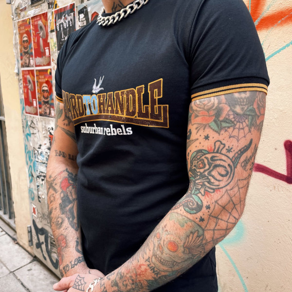 camiseta suburban rebels ribete dorado hard to handle detalle