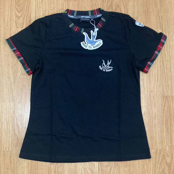 CAMISETA RIBETE ESCOCÉS Y ESCUDO CHICA HTH