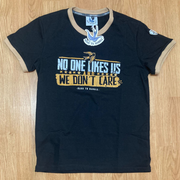 CAMISETA NEGRA NO ONE LIKE US RIBETE HTH
