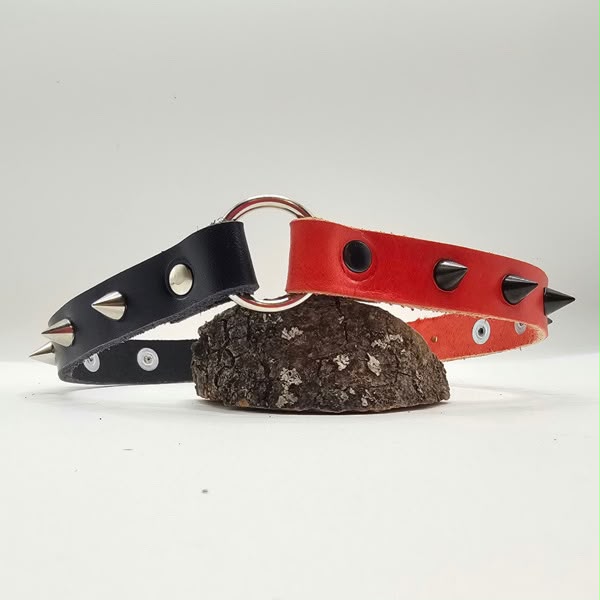 COLLAR CUERO ROJO Y NEGRO CON ANILLA Y PINCHOS