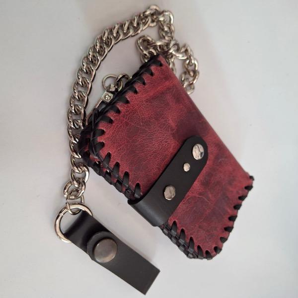 CARTERA CUERO GRANATE CON CADENA ARTESANAL