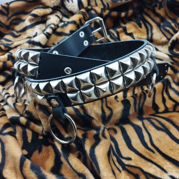 CINTURON CUERO PIRAMIDES Y ANILLAS