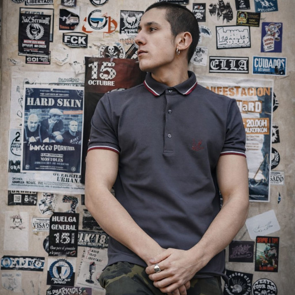 POLO GRIS DETALLE ROJO / BLANCO HTH