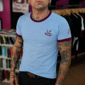 CAMISETA AZUL CELESTE RIBETE GRANATE