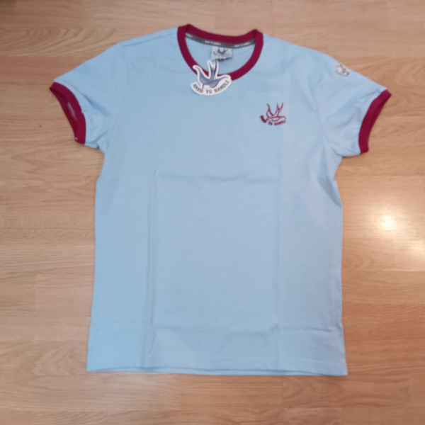 CAMISETA AZUL CELESTE RIBETE GRANATE